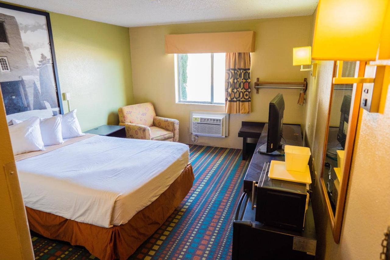 Super 8 By Wyndham Belen Nm Hotel Ngoại thất bức ảnh
