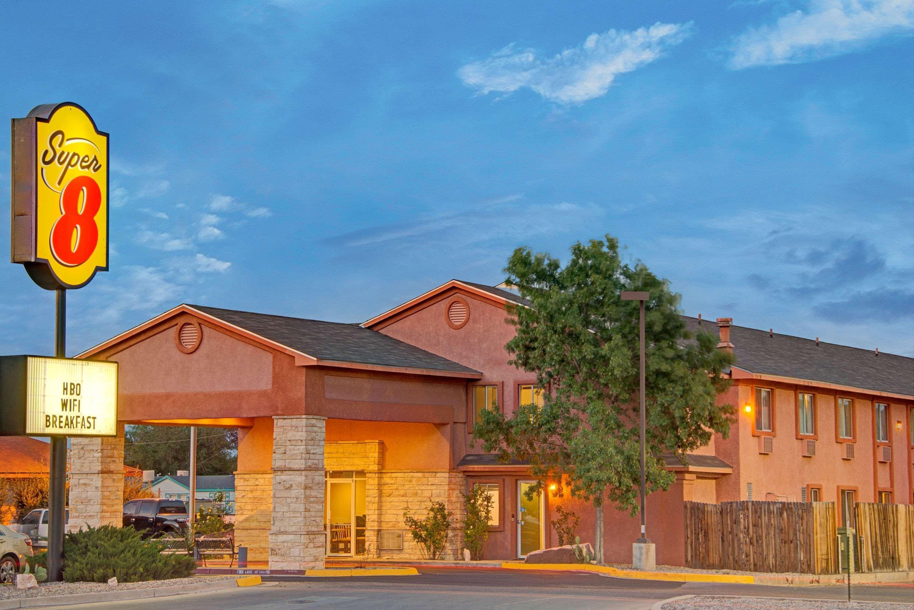 Super 8 By Wyndham Belen Nm Hotel Ngoại thất bức ảnh